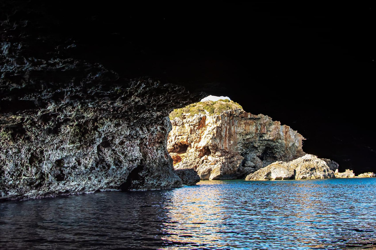 Menorca: Tour privado en barca con aperitivo y puesta de sol