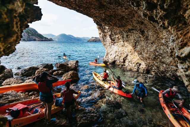 Visit Es Figueral Guided Kayaking and Snorkeling Tour in Santa Eulària des Riu, Ibiza, España