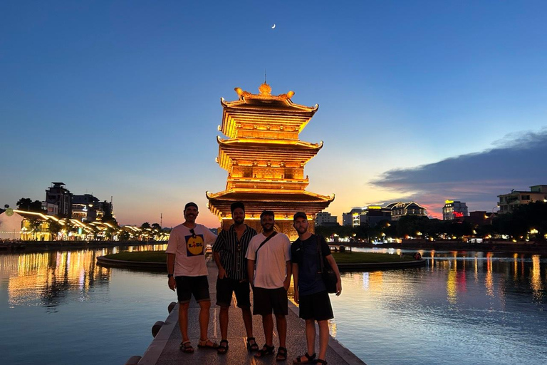 نينه بينه: غروب الشمس من كهف موا ومشي هوا لو ليلاًسيارة جيب قديمة للجيش الأمريكي