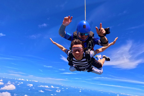 Pattaya: Dropzone Tandem Skydive with Return TransferDeluxe package//Skydiving+hand-camera(Gopro cam)