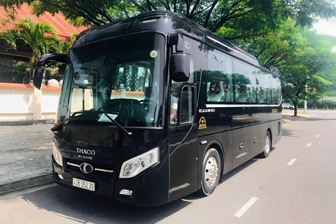 Táxi privado: Aeroporto de Cam Ranh/Nha Trang para Ho Chi MinhLimousine (7 pessoas + 7 malas) - Carrinha de luxo