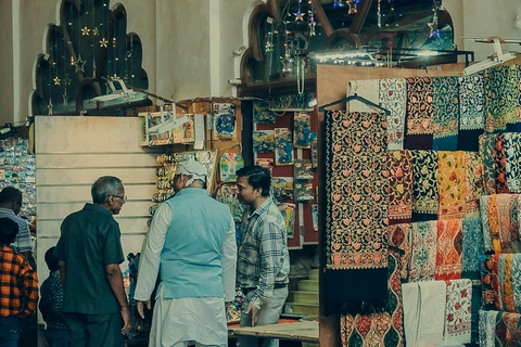 Delhi : expérience de visite guidée shopping avec une experte féminineVisite guidée exclusive d'une jounée complète avec une guide féminine