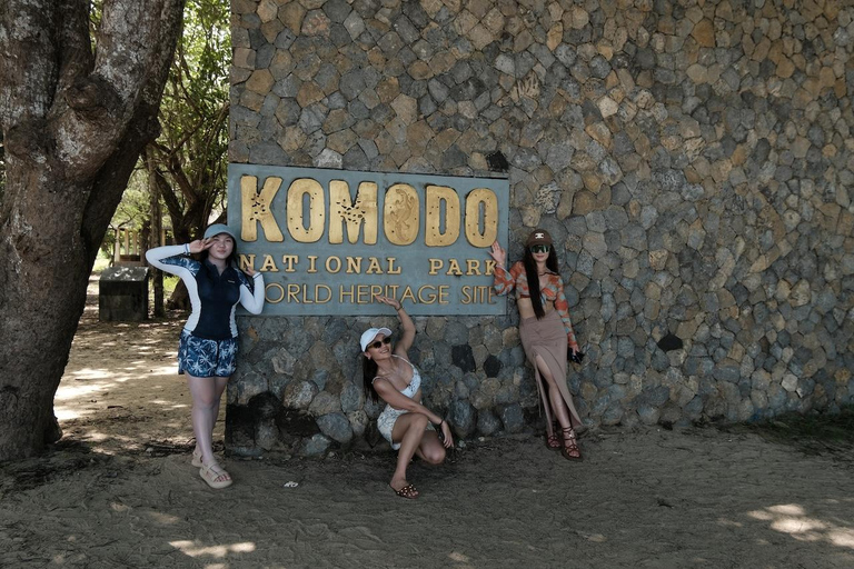 Labuan Bajo: Private Yacht Komodo-Inseln &amp; Manta-SchnorchelnPrivate Yachttour am Vormittag (13:00–19:00 Uhr) – Maximal 6 Gäste