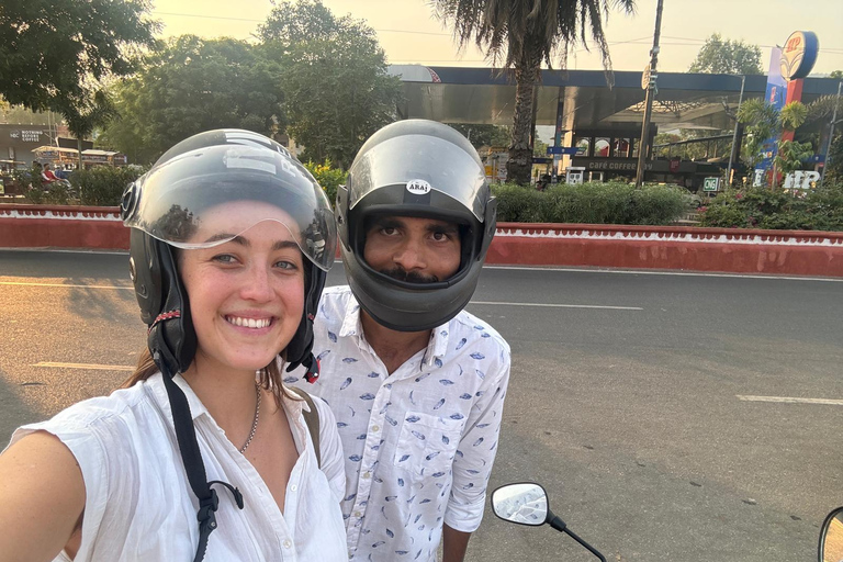Jaipur: Private Motorcycle Ride with Local Artist Jaipur: Private Motorbike Ride with Local Artist