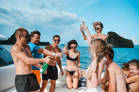 Phuket: James Bond i zatoka Phang Nga luksusowym jachtem o zachodzie słońcaSpotkanie przy molo (opłata za wstęp do parku narodowego wliczona w cenę)