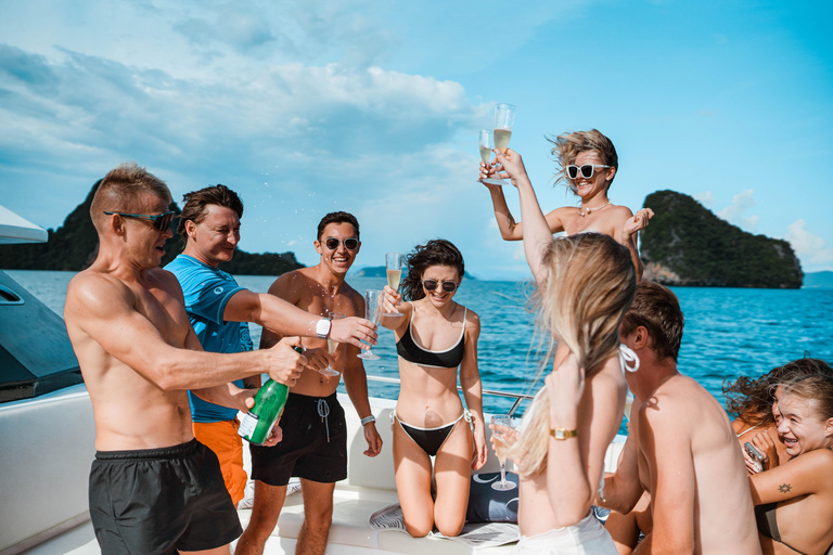 Phuket: James Bond i zatoka Phang Nga luksusowym jachtem o zachodzie słońcaSpotkanie przy molo (opłata za wstęp do parku narodowego wliczona w cenę)