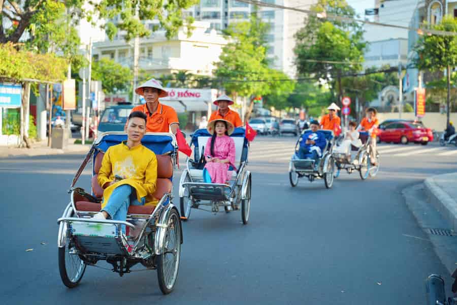 Nha Trang: Traditionelles Ao-Dai-Erlebnis mit Cyclo-Fahrt. Foto: GetYourGuide Nha Trang: Traditionelles Ao-Dai-Erlebnis mit Cyclo-Fahrt. Foto: GetYourGuide