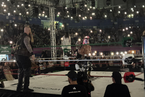 Mexico City:AAA x WWE Lucha Libre Tour with Guide and Ticket Mexico City: Lucha Libre Match with Ice Cream & Guide