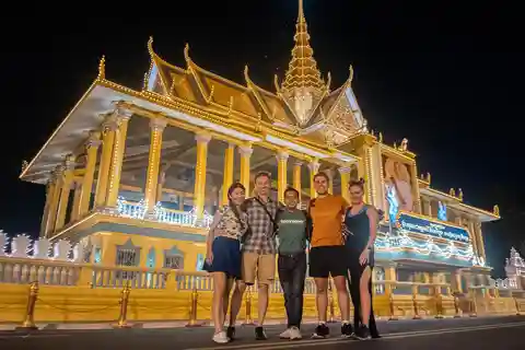 Phnom Penh: Evening City Tour by Tuk Tuk with 1 Dinner