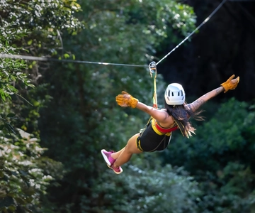 En dag: Ziplining, flodtubing och ridning
