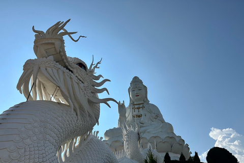 Excursión a los templos rojo, azul y blanco y a las aguas termales desde Chaing MaiTemplos rojos, azules y blancos y viaje a aguas termales desde Chaing Mai