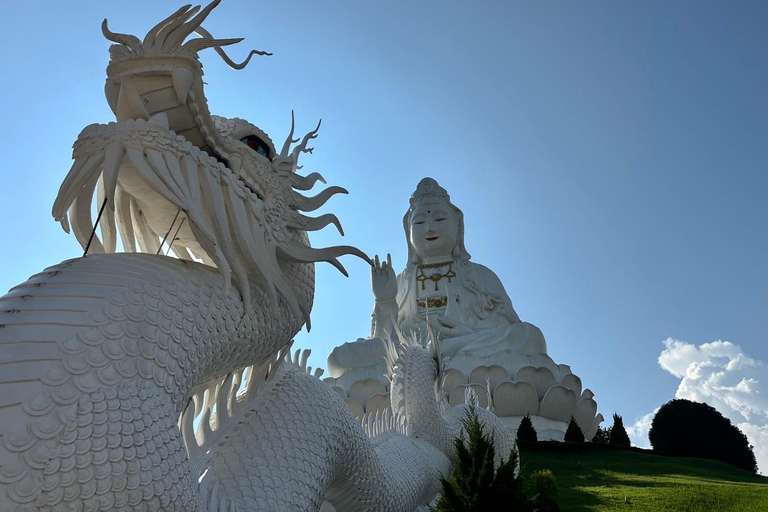 Excursión a los templos rojo, azul y blanco y a las aguas termales desde Chaing MaiTemplos rojos, azules y blancos y viaje a aguas termales desde Chaing Mai