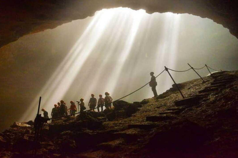 Tour dell'alba sul vulcano Nglanggeran, della grotta di Jomblang e di PrambananTour all'alba sul vulcano Nglanggeran, alla grotta di Jomblang e a Prambanan