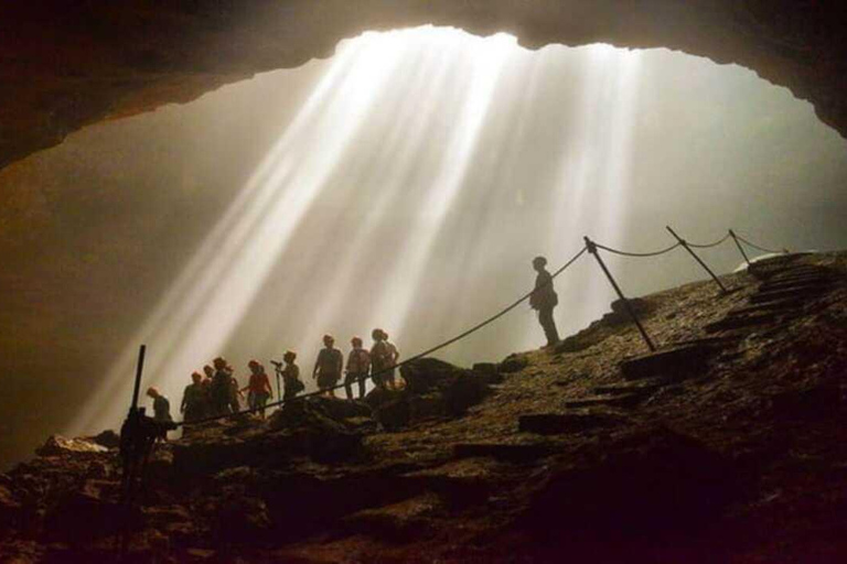 Tour dell'alba sul vulcano Nglanggeran, della grotta di Jomblang e di PrambananTour all'alba sul vulcano Nglanggeran, alla grotta di Jomblang e a Prambanan