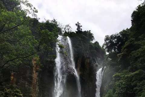 康提：兰博达瀑布和普纳瀑布，以及安布鲁瓦瓦天空塔日落康提：兰博达瀑布和普纳瀑布，以及安布卢瓦瓦天空塔日落之旅