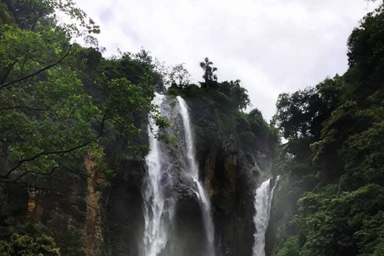 康提：兰博达瀑布和普纳瀑布，以及安布鲁瓦瓦天空塔日落康提：兰博达瀑布和普纳瀑布，以及安布卢瓦瓦天空塔日落之旅