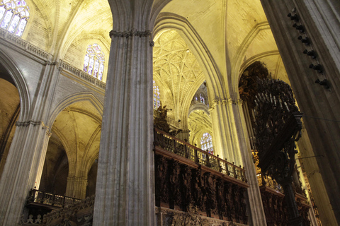 Siviglia: Tour guidato della Cattedrale e della Giralda con salto di lineaTour francese