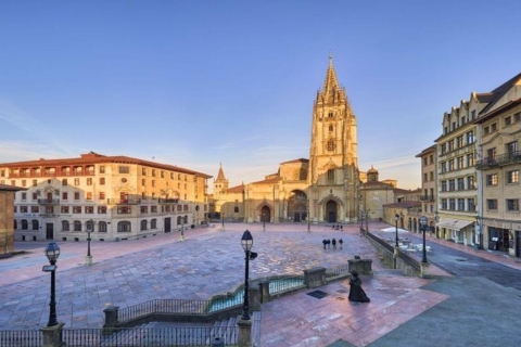 Oviedo: Wycieczka z przewodnikiem po Oviedo i katedrze z biletami wstępuWycieczka z przewodnikiem do Oviedo i katedry z biletami wstępu