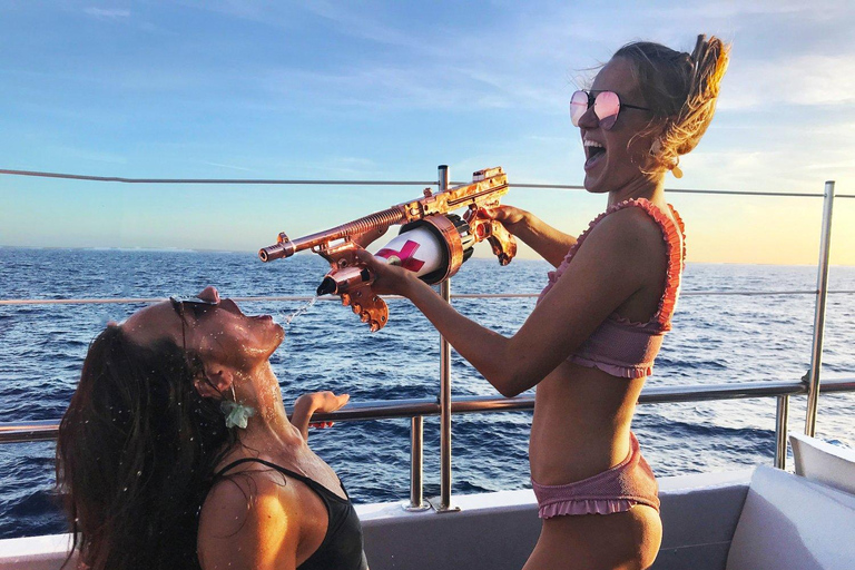 Cannes : Bateau de fête avec DJ