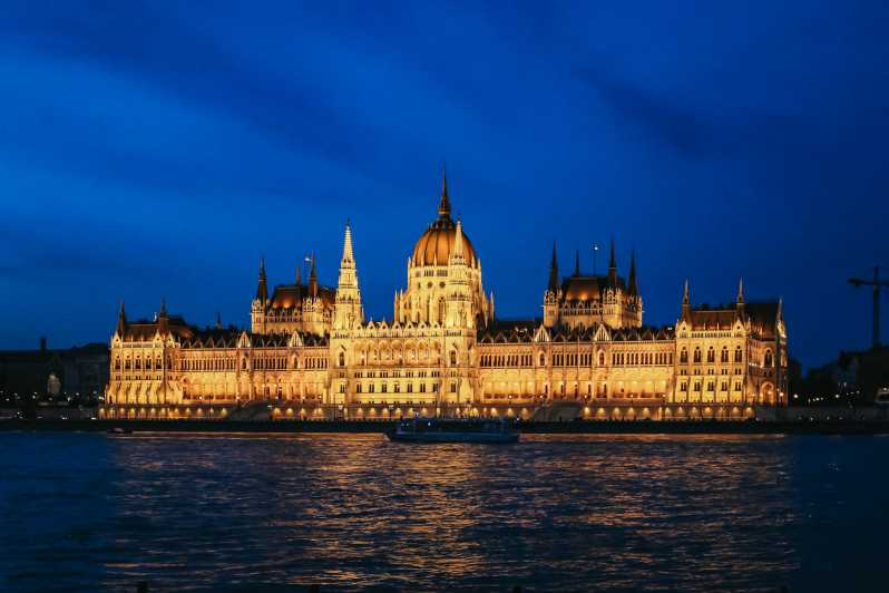 Budapest: Crucero turístico nocturno de 1 hora con bebida