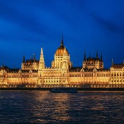 Budapest: Crucero turístico nocturno de 1 hora con bebida
