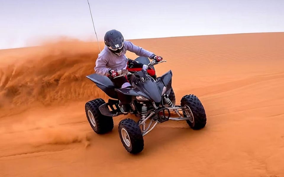 Dubai: Erlebe 60 Minuten Quad Bike &amp; BBQ Dinner