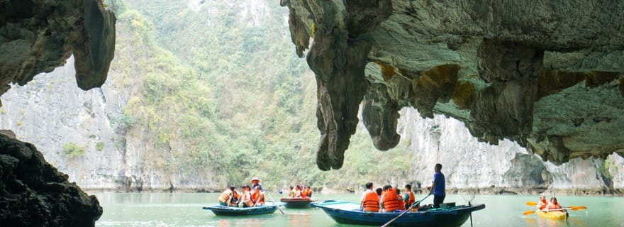Baie d'Along : croisière de 4 heures avec spéléologie, kayak et déjeuner