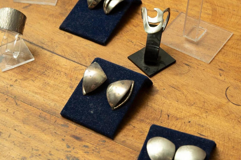 Craft your silver jewelry at an art shop in Valparaíso Create your silver jewelry in a Valparaíso art shop