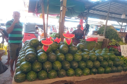 Colombo: Tour privado de comida callejera en Tuk-Tuk con visitas turísticas