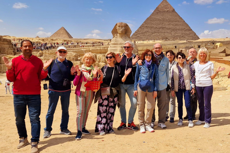 Pyramides, Sakkara et Memphis - Visite privée avec déjeunerVisite privée avec guide, transfert et déjeuner, à l&#039;exclusion des droits d&#039;entrée.