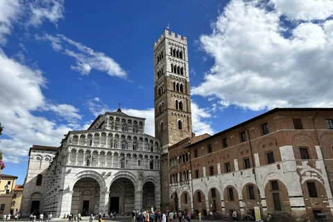 Lucca: Best Highlights Private Walking Tour with Local Guide