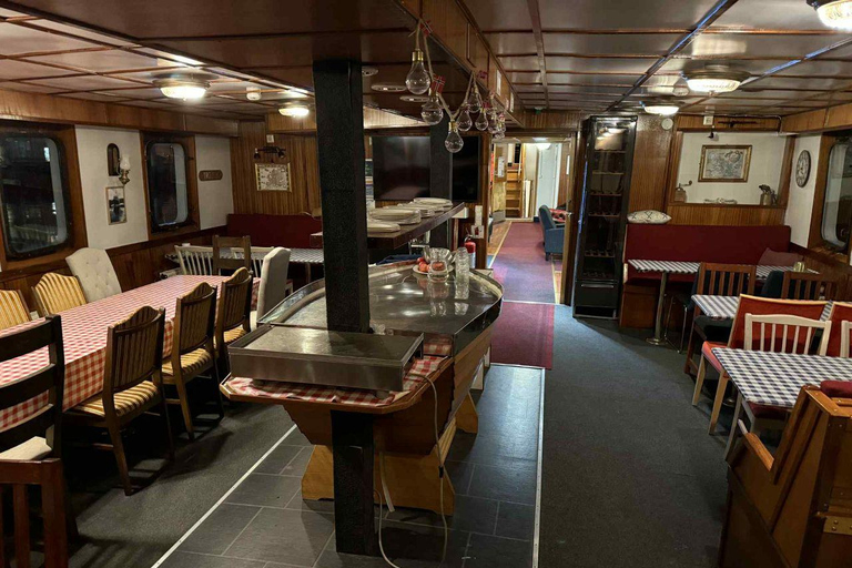 Tromsø: Classic arctic fjord cruise with lite lunch