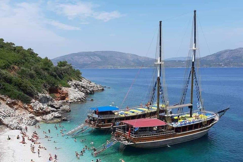 Kusadasi: Passeio de barco pelo Mar Egeu com almoço