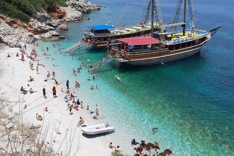 Kusadasi: Passeio de barco pelo Mar Egeu com almoço