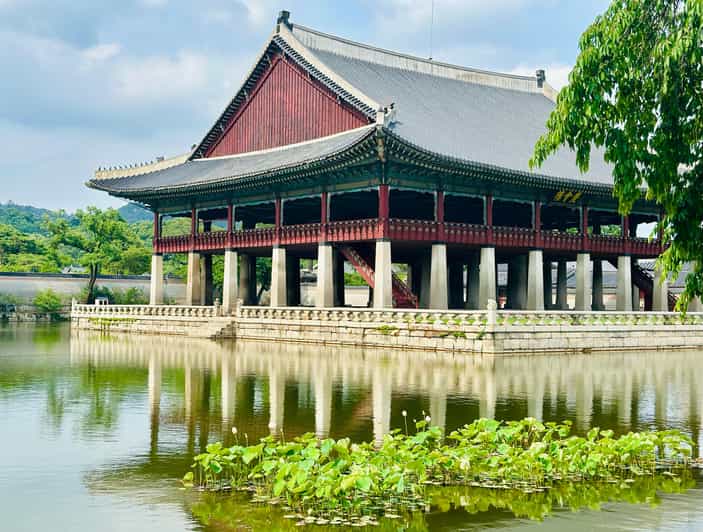 Seoul: Small Group Walking Tour of the Historic Center