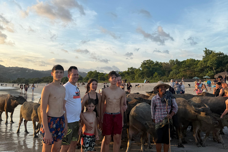 Lombok: Weaving, South Beach, Sunset with Buffalo Tour Lombok: Weaving, South Beach, Sunset with Buffalo Tour