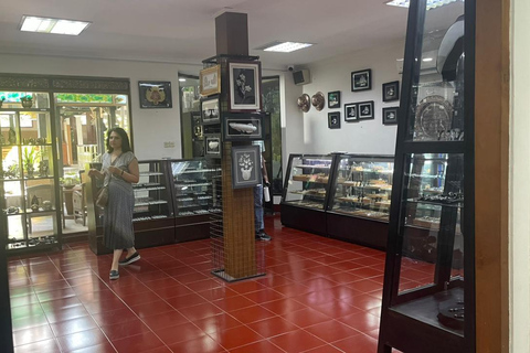 Yogyakarta: o Reino Mataram permanece com o artesanato em prataYogyakarta: Vestígios do Reino Mataram com exposição de prata