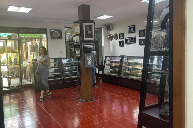 Yogyakarta: o Reino Mataram permanece com o artesanato em prataYogyakarta: Vestígios do Reino Mataram com exposição de prata