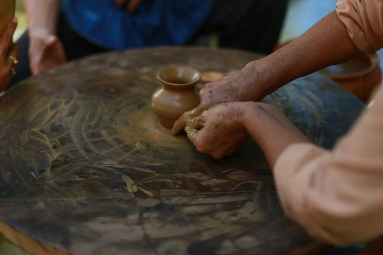 Atelier de céramique avec un artiste local de Hoi AnCréez votre propre chef-d'œuvre en céramique avec un artiste local de Hoi An