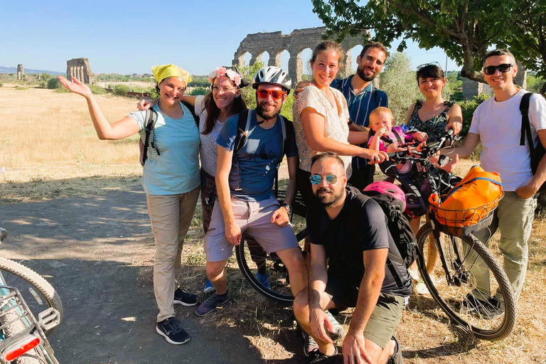 Roma: tour guiado en bicicleta eléctrica al atardecer con catacumbas y aperitivoTour en bicicleta eléctrica al atardecer con catacumbas y aperitivo