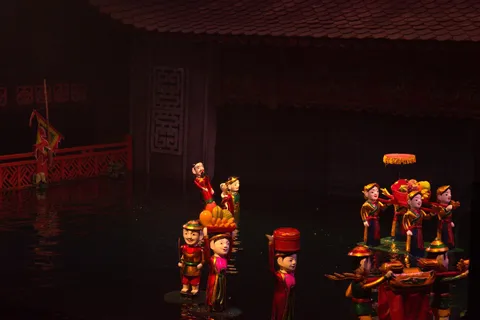 Street Food Walking Tour & Water Puppet Show