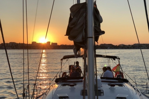 Valencia: Sunsettrip in een zeilboot inclusief drankjesValencia: Zonsondergangtocht in een zeilboot. Drankjes inbegrepen.