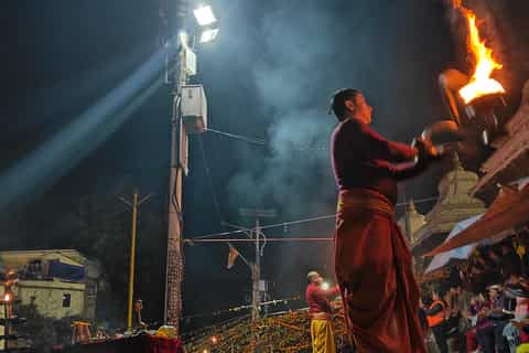 Katmandou : cérémonie Aarati du soir au temple de Pashupatinath et crémation