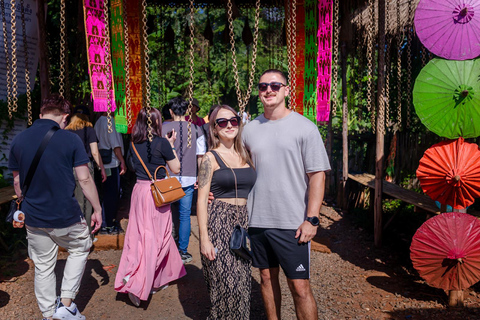 Excursión a los templos rojo, azul y blanco y a las aguas termales desde Chaing MaiTemplos rojos, azules y blancos y viaje a aguas termales desde Chaing Mai