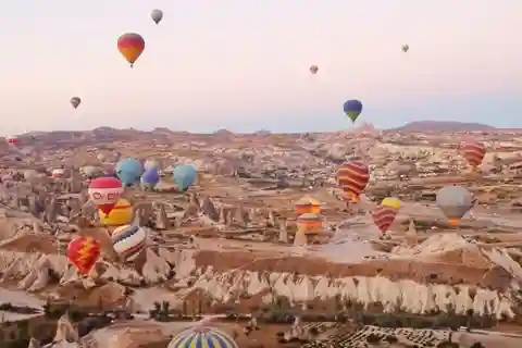 Kapadokya'da ilk ışıkta sıcak hava balonu turu