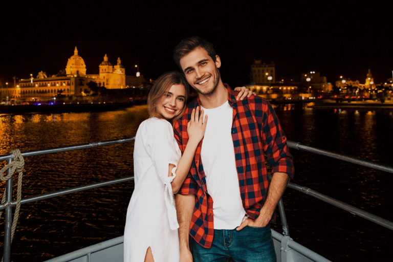 Cartagena: Diner op een boot terwijl je door de baai vaart