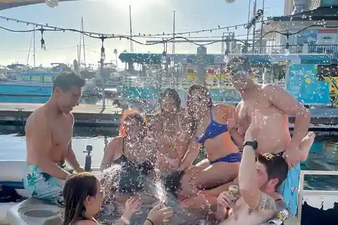 San Diego: Mission Bay Hot Tub Cruisin' - Boat 1 (8ppl max)