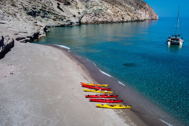 Private Kajaktour zu den Geheimnissen von MilosPrivate Abendtour