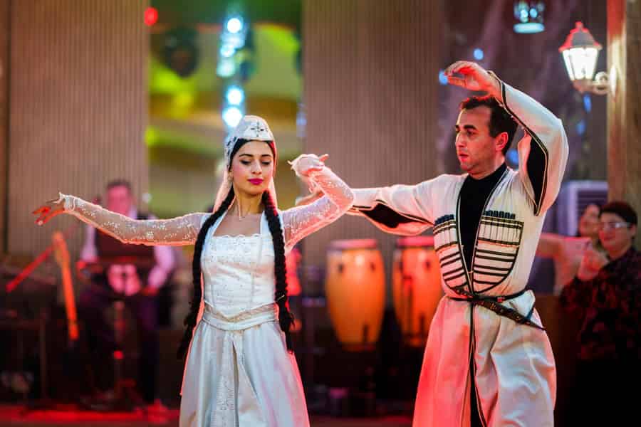 Tiflis: Georgisches Abendessen & Tanzshow – Geselliger Abend. Foto: GetYourGuide Tiflis: Georgisches Abendessen & Tanzshow – Geselliger Abend. Foto: GetYourGuide