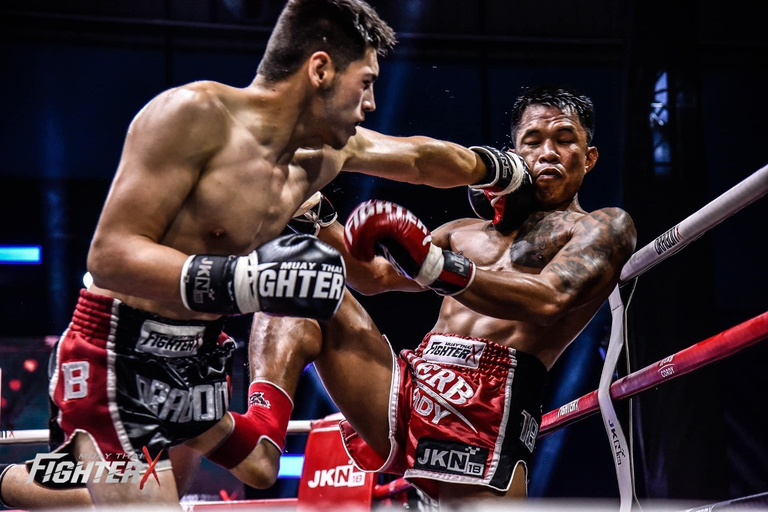 Phuket: Patong Boksstadion Muay Thai Wedstrijd TicketPlaats aan de ring met T-shirt